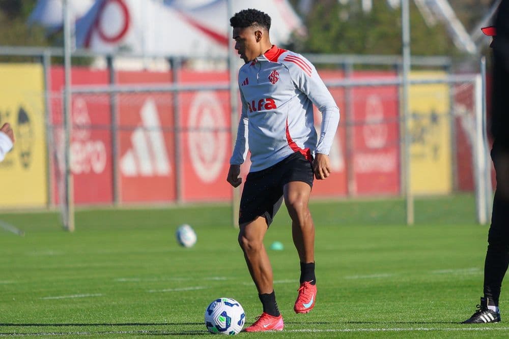 Colorado volta aos trabalhos de olho no Brasileirão